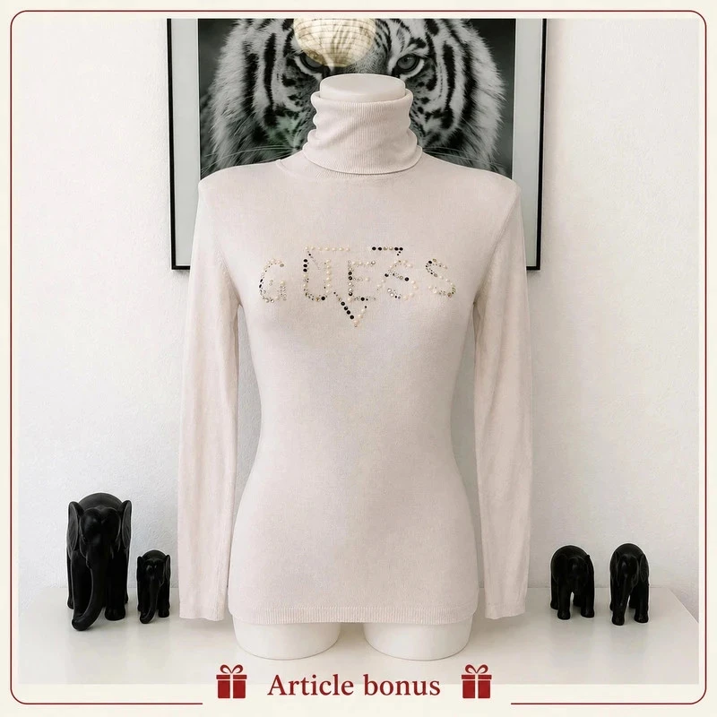 Pull col roulé blanc cassé GUESS avec logo perlé – Taille S